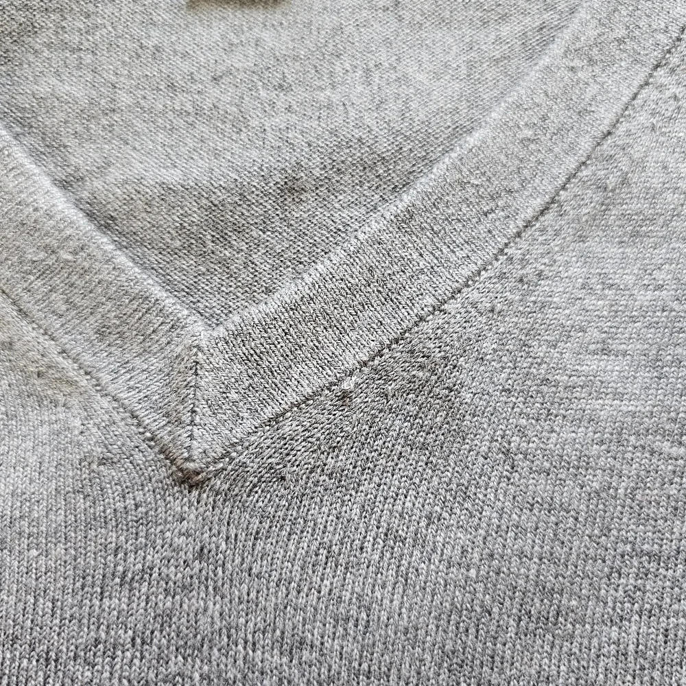 Banana Republic Luxury Silk Blend Preppy Minimalist Office Soft V-neck Sweater - Picture 3 of 5
